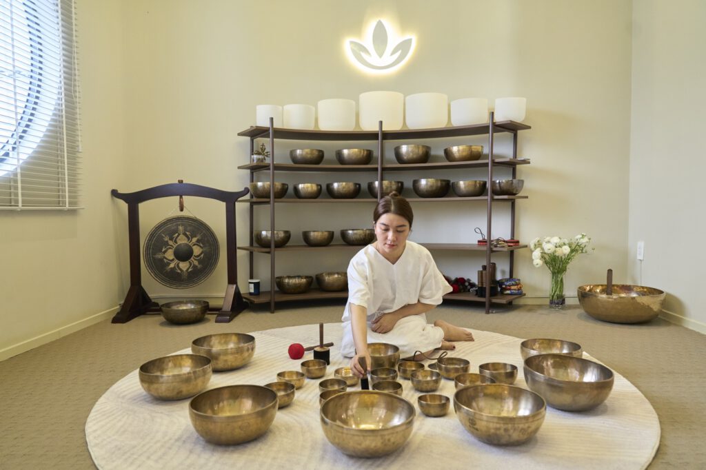 Các khóa học trị liệu chuông xoay bởi Master Hoàng Tuyết Mai