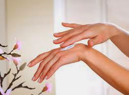 Làm trắng da tay tự nhiên