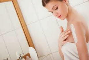 Chăm sóc da sau sinh: thoa kem dưỡng da hằng ngày