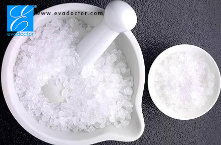 NHỮNG NGƯỜI CÓ NGUY CƠ DỄ BỊ HÔI NÁCH NHẤT Hôi nách cũng có liên quan đến tính di truyền, giới tính và chủng tộc. Ở phương Tây, hôi nách còn được gọi là "Body odor", có nghĩa là một mùi hôi trên cơ thể. Về vấn đề mùi hôi cơ thể, nói chung phụ nữ nhiều hơn nam giới, người da trắng và người da đen thường nhiều hơn so với người da vàng. - Điều này chủ yếu liên quan đến cấu trúc sinh lý và chức năng của tuyến mồ hôi. - Do các tuyến tiết mồ hôi thường mạnh mẽ trong tuổi dậy thì, vì vậy bệnh thường gặp ở những người trẻ tuổi, tùy theo sự tăng trưởng của tuổi tác, sự lão hóa của cơ thể, tuyến tiết mồ hôi dần dần bị suy thoái, các triệu chứng có thể giảm đi hoặc biến mất, phần lớn các bệnh nhân có tiền sử bệnh di truyền từ gia đình. - Sự khác biệt này chủ yếu là sự khác biệt từ cơ thể, không nằm trong phạm vi của bệnh, chỉ là nó tạo ra mùi làm cho bạn cảm thấy khó chịu, vì vậy nhiều người đã phải đi điều trị. - Hôi nách đa số xuất hiện ở vùng nhiệt đới, có liên quan đến chế độ ăn uống và khí hậu của từng địa phương. Hy vọng người dân ở các khu vực này nên điều chỉnh lại chế độ ăn uống và chú ý giữ vệ sinh cá nhân, như vậy bạn có thể đạt được hiệu quả trong việc phòng ngừa hôi nách. Các bạn có thể điều trị bằng các phương cách dân gian như sau: - 1. Bạn dùng phèn chua rang lên, xong giã nhỏ bôi vào nách mỗi ngày- có tác dụng ngăn mùi hôi cơ thể trong vòng 24h. - 2. Mỗi khi tắm xong, bạn lấy vài lát chanh chà vào nách, dùng khăn bông mỏng thấm cho bớt nước rồi ngủ qua 1 đêm đến sáng hôm sau, dùng kiên trì trong vòng 2 tuần, bạn sẽ thấy hiệu quả bất ngờ. - 3. Trước khi ăn cơm, bạn lấy 1 ít cơm còn nóng hổi, đổ ra lòng bàn tay, vo tròn lại lăn vào nách 10 phút, thực hiện liên tục vào nhiều tuần. - Dùng lá cây khổ qua giã nhuyễn, lấy nước cốt của lá bôi lên nách. Sau gần 1 tuần, mùi hôi dường như không thấy nữa. Tham khảo them cách trị hôi nách vĩnh viễn của chúng tôi: Những người có nguy cơ bị hôi nách