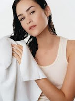 Trong quá trình trị mụn, không để tóc ướt chạm vào lưng