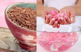 Trị mụn đầu trắng với gỗ đàn hương và hoa hồng