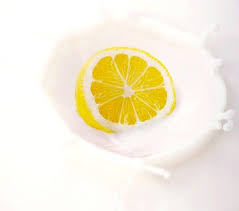 Trị mụn đầu trắng với sữa và nước cốt chanh