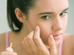 Trong quá trình trị mụn trứng cá, không nên chạm tay lên mặt, nặn mụn