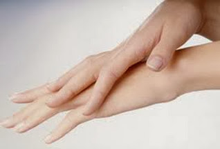 Làm đẹp mỗi ngày- dưỡng da tay mềm mại trắng hồng với lòng trắng trứng