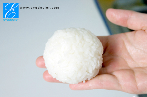 NHỮNG NGƯỜI CÓ NGUY CƠ DỄ BỊ HÔI NÁCH NHẤT Hôi nách cũng có liên quan đến tính di truyền, giới tính và chủng tộc. Ở phương Tây, hôi nách còn được gọi là "Body odor", có nghĩa là một mùi hôi trên cơ thể. Về vấn đề mùi hôi cơ thể, nói chung phụ nữ nhiều hơn nam giới, người da trắng và người da đen thường nhiều hơn so với người da vàng. - Điều này chủ yếu liên quan đến cấu trúc sinh lý và chức năng của tuyến mồ hôi. - Do các tuyến tiết mồ hôi thường mạnh mẽ trong tuổi dậy thì, vì vậy bệnh thường gặp ở những người trẻ tuổi, tùy theo sự tăng trưởng của tuổi tác, sự lão hóa của cơ thể, tuyến tiết mồ hôi dần dần bị suy thoái, các triệu chứng có thể giảm đi hoặc biến mất, phần lớn các bệnh nhân có tiền sử bệnh di truyền từ gia đình. - Sự khác biệt này chủ yếu là sự khác biệt từ cơ thể, không nằm trong phạm vi của bệnh, chỉ là nó tạo ra mùi làm cho bạn cảm thấy khó chịu, vì vậy nhiều người đã phải đi điều trị. - Hôi nách đa số xuất hiện ở vùng nhiệt đới, có liên quan đến chế độ ăn uống và khí hậu của từng địa phương. Hy vọng người dân ở các khu vực này nên điều chỉnh lại chế độ ăn uống và chú ý giữ vệ sinh cá nhân, như vậy bạn có thể đạt được hiệu quả trong việc phòng ngừa hôi nách. Các bạn có thể điều trị bằng các phương cách dân gian như sau: - 1. Bạn dùng phèn chua rang lên, xong giã nhỏ bôi vào nách mỗi ngày- có tác dụng ngăn mùi hôi cơ thể trong vòng 24h. - 2. Mỗi khi tắm xong, bạn lấy vài lát chanh chà vào nách, dùng khăn bông mỏng thấm cho bớt nước rồi ngủ qua 1 đêm đến sáng hôm sau, dùng kiên trì trong vòng 2 tuần, bạn sẽ thấy hiệu quả bất ngờ. - 3. Trước khi ăn cơm, bạn lấy 1 ít cơm còn nóng hổi, đổ ra lòng bàn tay, vo tròn lại lăn vào nách 10 phút, thực hiện liên tục vào nhiều tuần. - Dùng lá cây khổ qua giã nhuyễn, lấy nước cốt của lá bôi lên nách. Sau gần 1 tuần, mùi hôi dường như không thấy nữa. Tham khảo them cách trị hôi nách vĩnh viễn của chúng tôi: Những người có nguy cơ bị hôi nách