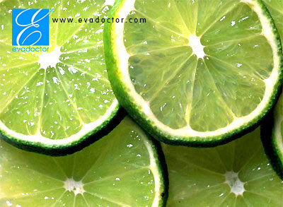 NHỮNG NGƯỜI CÓ NGUY CƠ DỄ BỊ HÔI NÁCH NHẤT Hôi nách cũng có liên quan đến tính di truyền, giới tính và chủng tộc. Ở phương Tây, hôi nách còn được gọi là "Body odor", có nghĩa là một mùi hôi trên cơ thể. Về vấn đề mùi hôi cơ thể, nói chung phụ nữ nhiều hơn nam giới, người da trắng và người da đen thường nhiều hơn so với người da vàng. - Điều này chủ yếu liên quan đến cấu trúc sinh lý và chức năng của tuyến mồ hôi. - Do các tuyến tiết mồ hôi thường mạnh mẽ trong tuổi dậy thì, vì vậy bệnh thường gặp ở những người trẻ tuổi, tùy theo sự tăng trưởng của tuổi tác, sự lão hóa của cơ thể, tuyến tiết mồ hôi dần dần bị suy thoái, các triệu chứng có thể giảm đi hoặc biến mất, phần lớn các bệnh nhân có tiền sử bệnh di truyền từ gia đình. - Sự khác biệt này chủ yếu là sự khác biệt từ cơ thể, không nằm trong phạm vi của bệnh, chỉ là nó tạo ra mùi làm cho bạn cảm thấy khó chịu, vì vậy nhiều người đã phải đi điều trị. - Hôi nách đa số xuất hiện ở vùng nhiệt đới, có liên quan đến chế độ ăn uống và khí hậu của từng địa phương. Hy vọng người dân ở các khu vực này nên điều chỉnh lại chế độ ăn uống và chú ý giữ vệ sinh cá nhân, như vậy bạn có thể đạt được hiệu quả trong việc phòng ngừa hôi nách. Các bạn có thể điều trị bằng các phương cách dân gian như sau: - 1. Bạn dùng phèn chua rang lên, xong giã nhỏ bôi vào nách mỗi ngày- có tác dụng ngăn mùi hôi cơ thể trong vòng 24h. - 2. Mỗi khi tắm xong, bạn lấy vài lát chanh chà vào nách, dùng khăn bông mỏng thấm cho bớt nước rồi ngủ qua 1 đêm đến sáng hôm sau, dùng kiên trì trong vòng 2 tuần, bạn sẽ thấy hiệu quả bất ngờ. - 3. Trước khi ăn cơm, bạn lấy 1 ít cơm còn nóng hổi, đổ ra lòng bàn tay, vo tròn lại lăn vào nách 10 phút, thực hiện liên tục vào nhiều tuần. - Dùng lá cây khổ qua giã nhuyễn, lấy nước cốt của lá bôi lên nách. Sau gần 1 tuần, mùi hôi dường như không thấy nữa. Tham khảo them cách trị hôi nách vĩnh viễn của chúng tôi: Những người có nguy cơ bị hôi nách