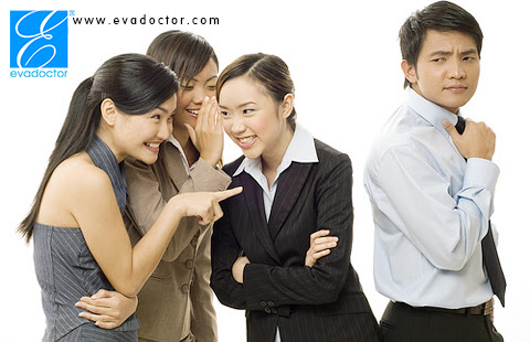 NHỮNG NGƯỜI CÓ NGUY CƠ DỄ BỊ HÔI NÁCH NHẤT Hôi nách cũng có liên quan đến tính di truyền, giới tính và chủng tộc. Ở phương Tây, hôi nách còn được gọi là "Body odor", có nghĩa là một mùi hôi trên cơ thể. Về vấn đề mùi hôi cơ thể, nói chung phụ nữ nhiều hơn nam giới, người da trắng và người da đen thường nhiều hơn so với người da vàng. - Điều này chủ yếu liên quan đến cấu trúc sinh lý và chức năng của tuyến mồ hôi. - Do các tuyến tiết mồ hôi thường mạnh mẽ trong tuổi dậy thì, vì vậy bệnh thường gặp ở những người trẻ tuổi, tùy theo sự tăng trưởng của tuổi tác, sự lão hóa của cơ thể, tuyến tiết mồ hôi dần dần bị suy thoái, các triệu chứng có thể giảm đi hoặc biến mất, phần lớn các bệnh nhân có tiền sử bệnh di truyền từ gia đình. - Sự khác biệt này chủ yếu là sự khác biệt từ cơ thể, không nằm trong phạm vi của bệnh, chỉ là nó tạo ra mùi làm cho bạn cảm thấy khó chịu, vì vậy nhiều người đã phải đi điều trị. - Hôi nách đa số xuất hiện ở vùng nhiệt đới, có liên quan đến chế độ ăn uống và khí hậu của từng địa phương. Hy vọng người dân ở các khu vực này nên điều chỉnh lại chế độ ăn uống và chú ý giữ vệ sinh cá nhân, như vậy bạn có thể đạt được hiệu quả trong việc phòng ngừa hôi nách. Các bạn có thể điều trị bằng các phương cách dân gian như sau: - 1. Bạn dùng phèn chua rang lên, xong giã nhỏ bôi vào nách mỗi ngày- có tác dụng ngăn mùi hôi cơ thể trong vòng 24h. - 2. Mỗi khi tắm xong, bạn lấy vài lát chanh chà vào nách, dùng khăn bông mỏng thấm cho bớt nước rồi ngủ qua 1 đêm đến sáng hôm sau, dùng kiên trì trong vòng 2 tuần, bạn sẽ thấy hiệu quả bất ngờ. - 3. Trước khi ăn cơm, bạn lấy 1 ít cơm còn nóng hổi, đổ ra lòng bàn tay, vo tròn lại lăn vào nách 10 phút, thực hiện liên tục vào nhiều tuần. - Dùng lá cây khổ qua giã nhuyễn, lấy nước cốt của lá bôi lên nách. Sau gần 1 tuần, mùi hôi dường như không thấy nữa. Tham khảo them cách trị hôi nách vĩnh viễn của chúng tôi: Những người có nguy cơ bị hôi nách