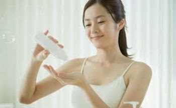 Chăm sóc da bằng cách duy trì độ ẩm